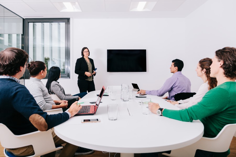 Lectures and seminars in the fields of management, leadership and sales